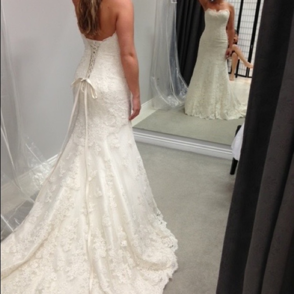 Wedding dress - Essense of Australia D1273